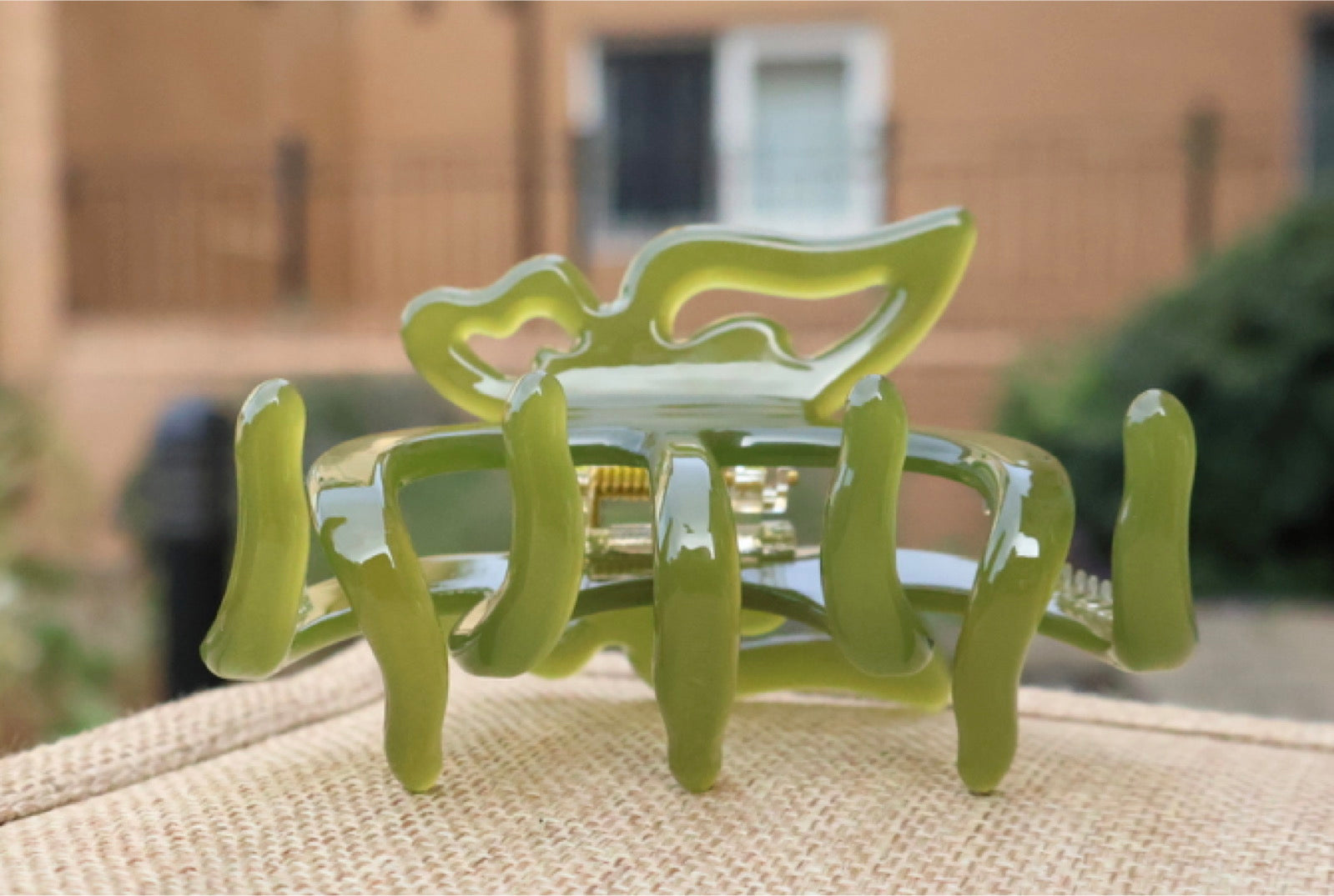 Contour Butterfly Claw